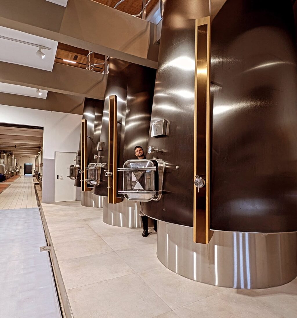 Instagram post from eldevinos. This post is in position 2.